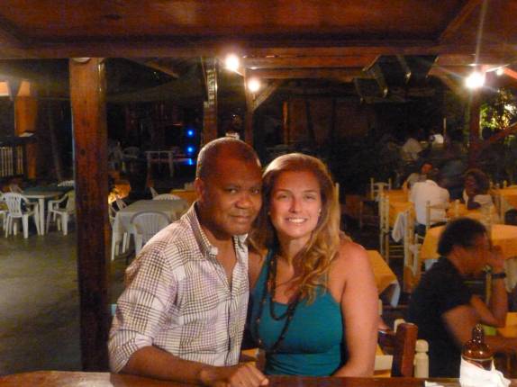 Com o Felipe, dono do nosso bar preferido em Cap-Haitien, o La Kay (Haiti)